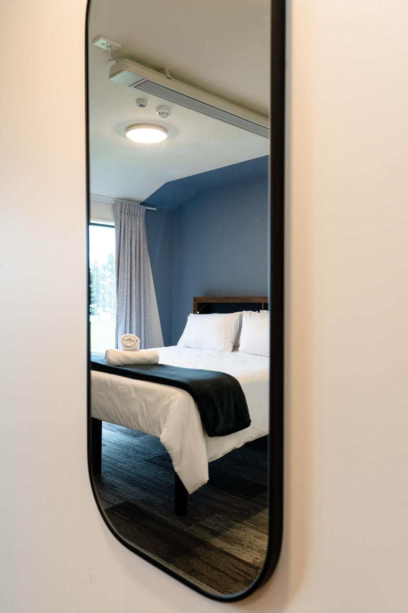 Haka House Rotorua Hostel Bagian luar foto A mirror