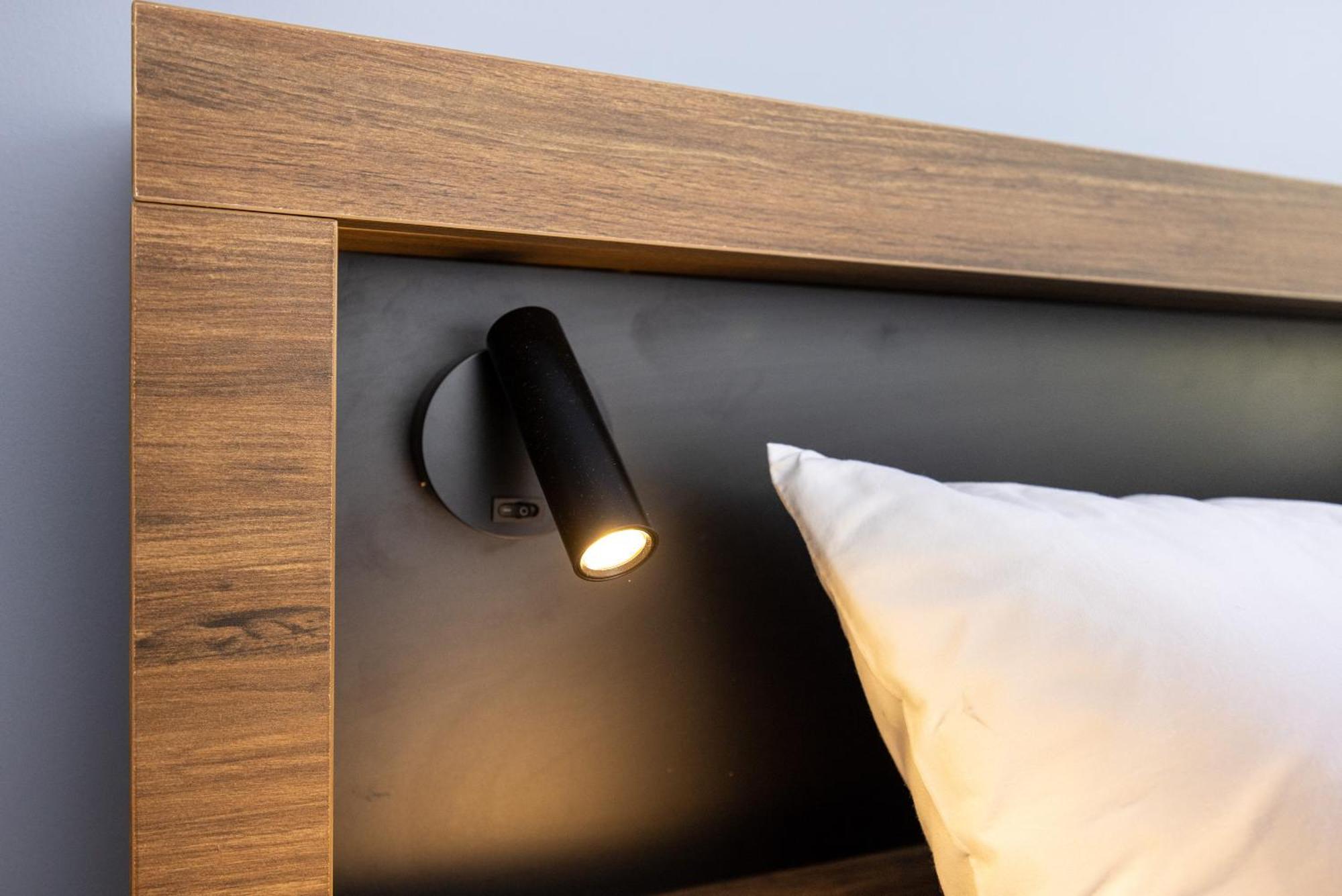 Haka House Rotorua Hostel Bagian luar foto A wall-mounted reading light