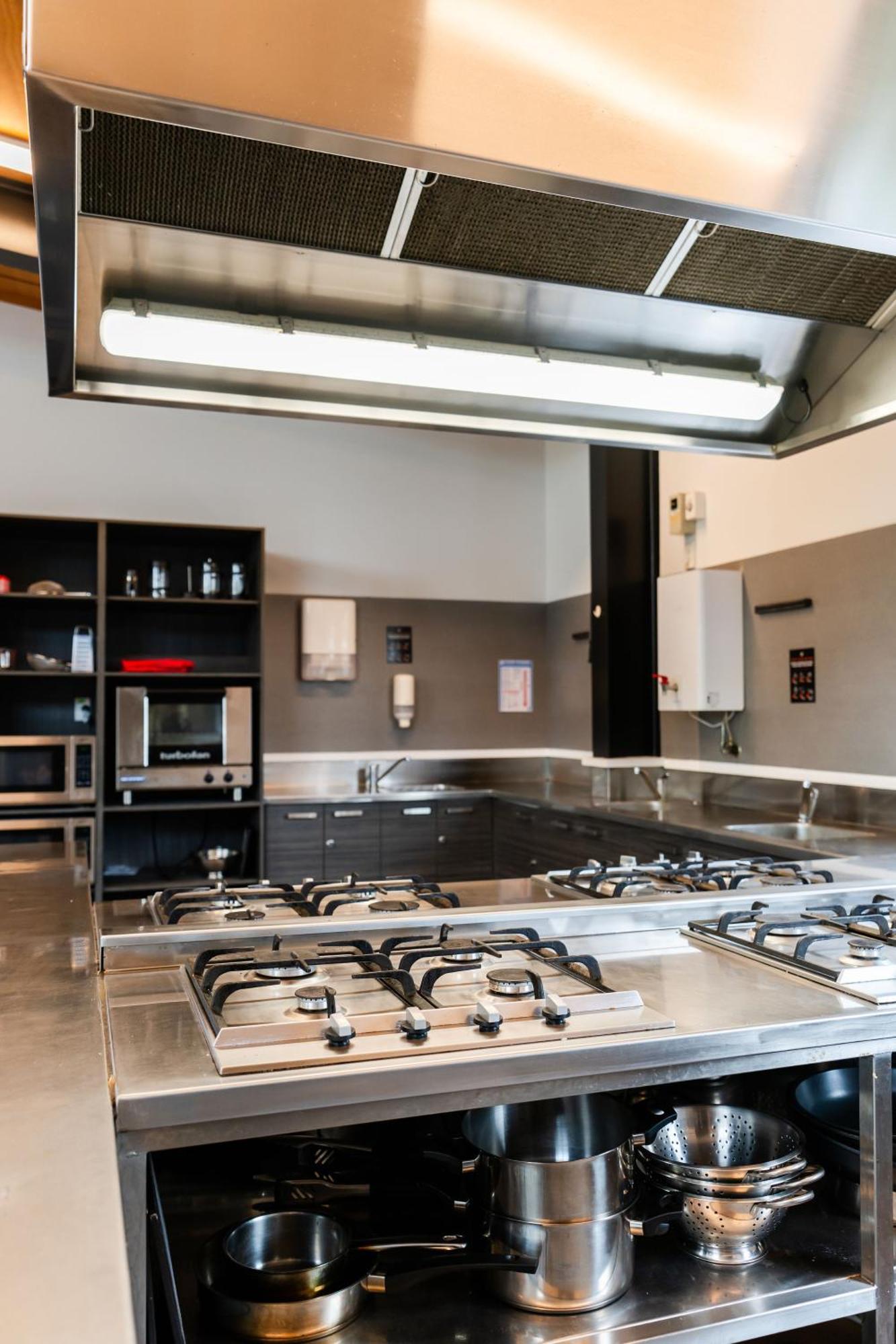 Haka House Rotorua Hostel Bagian luar foto A kitchen at the school