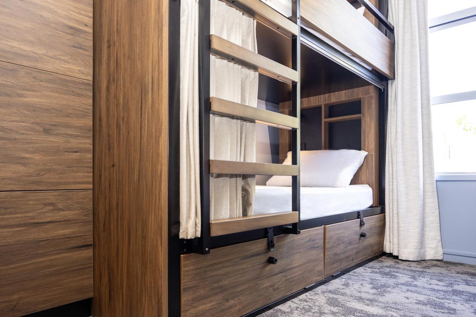 Haka House Rotorua Hostel Bagian luar foto A bunk bed with a ladder