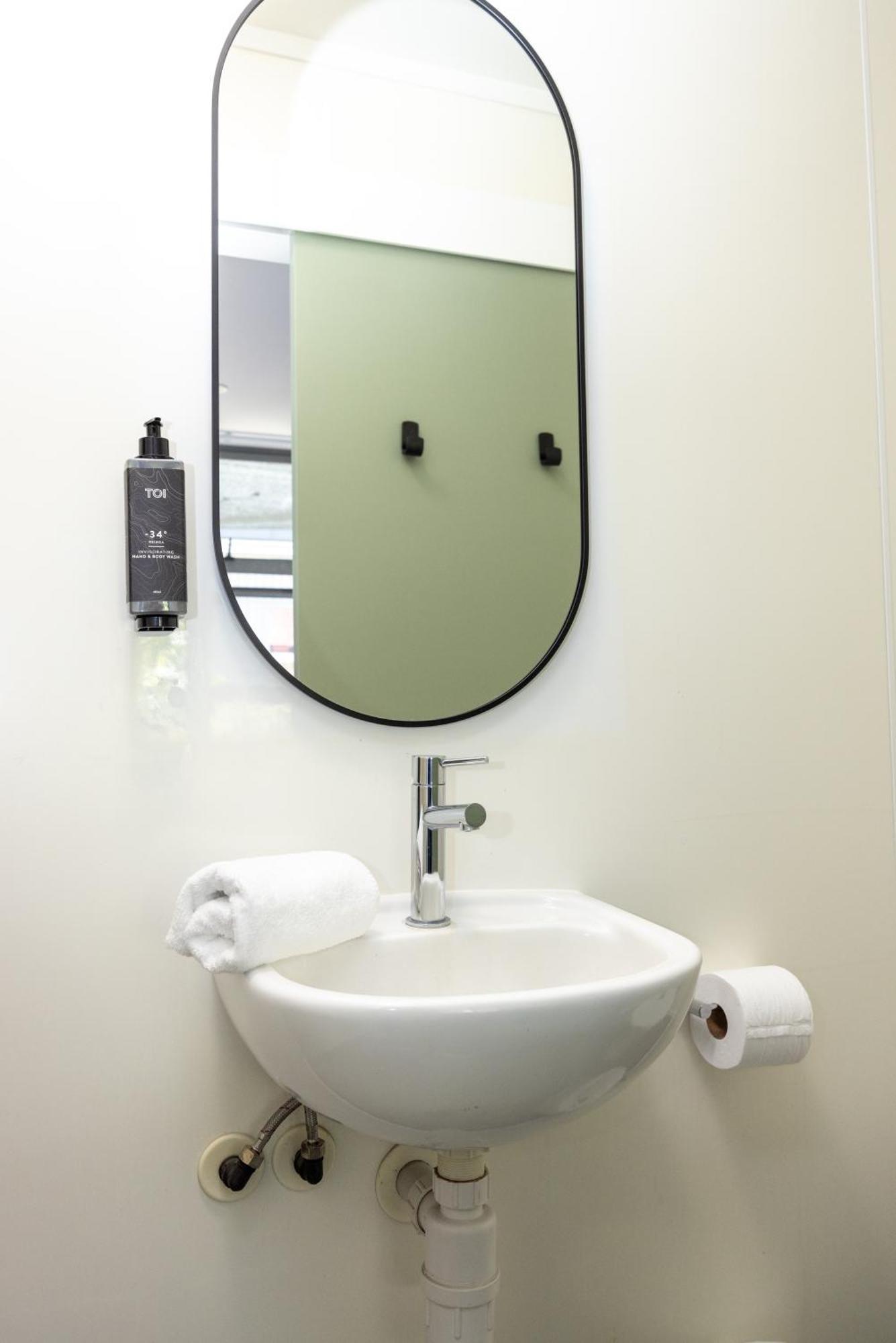 Haka House Rotorua Hostel Bagian luar foto A bathroom in a hotel