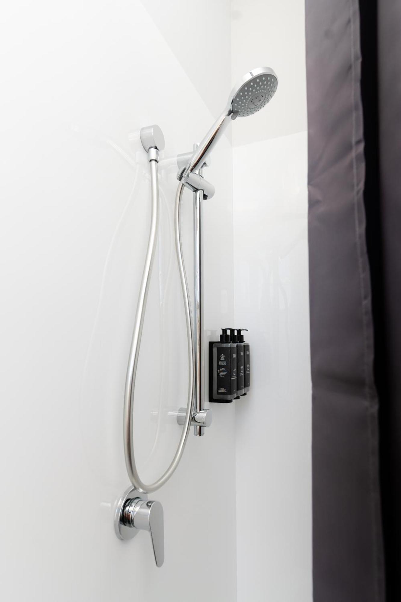 Haka House Rotorua Hostel Ruang foto Shower rail