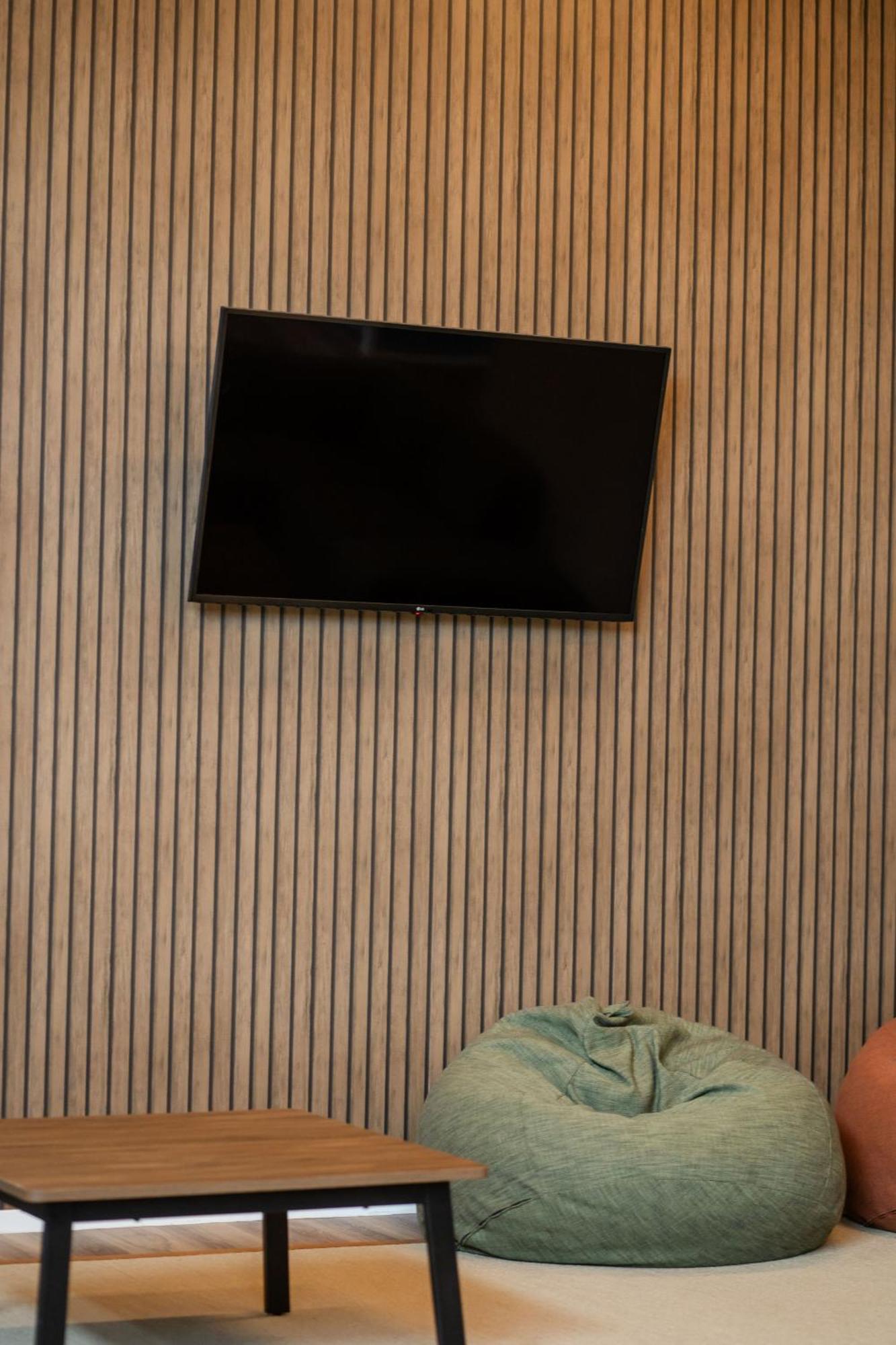 Haka House Rotorua Hostel Bagian luar foto A wall mounted television
