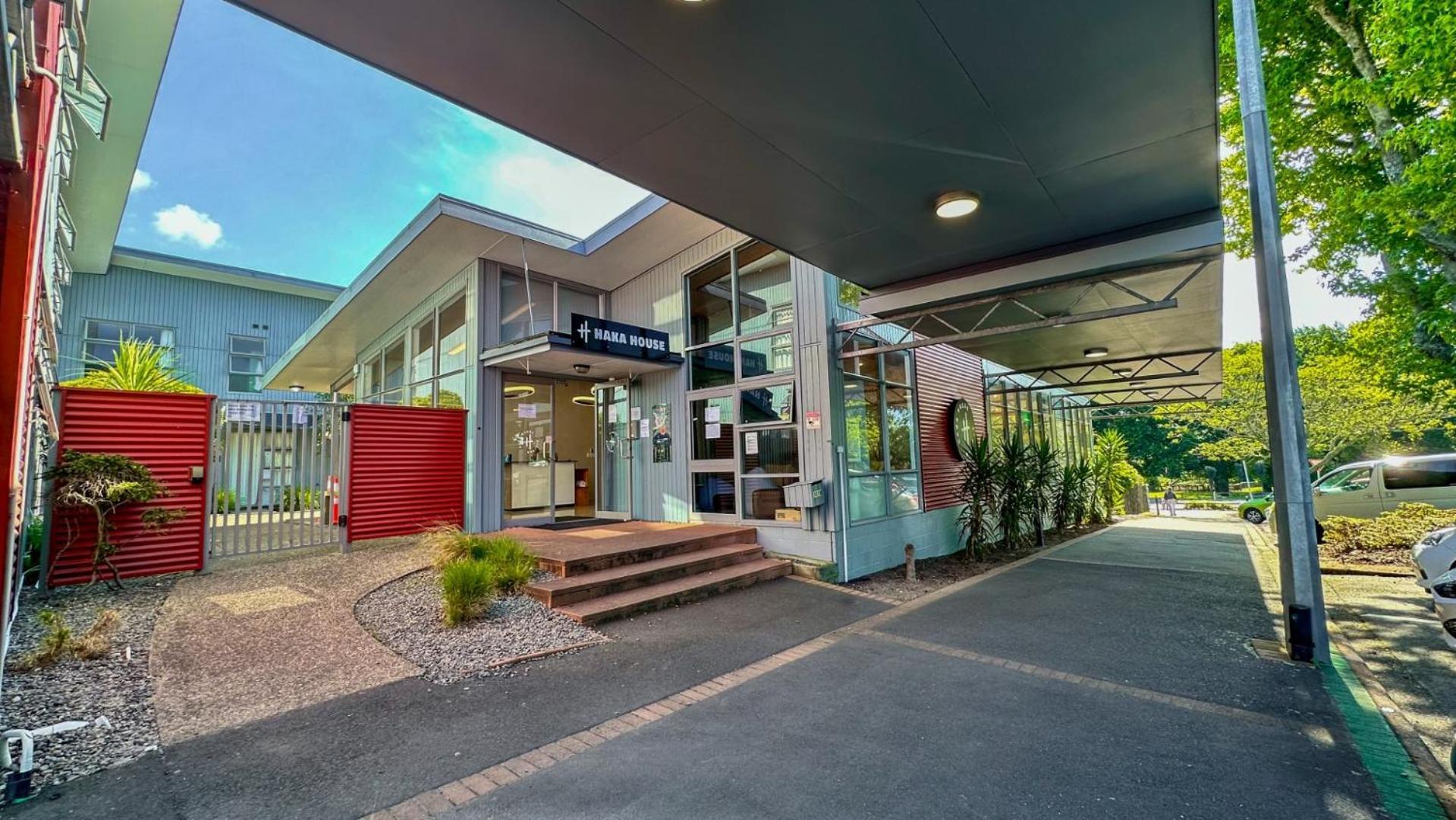 Haka House Rotorua Hostel Bagian luar foto The main entrance of the school