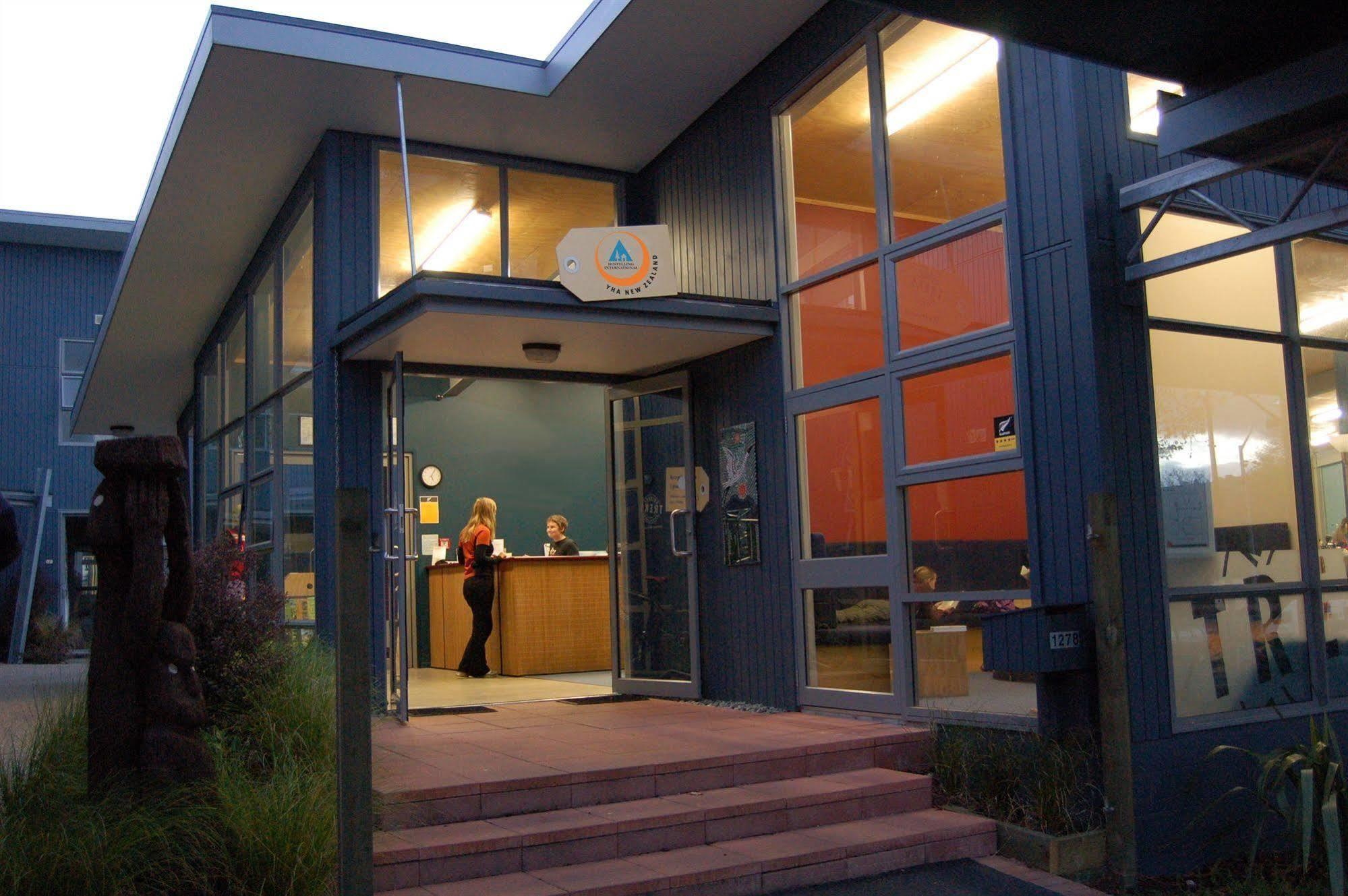 Haka House Rotorua Hostel Bagian luar foto The entrance to the station